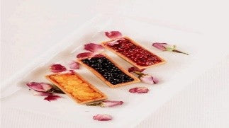 Mango blueberry and raspberry cream with fruit caviars | كريمة المانجو والتوت الأزرق والتوت مع كافيار الفاكهة