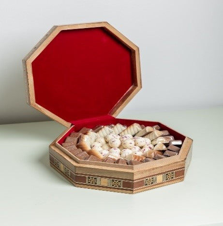 The hexagonal wooden box | الصندوق الخشبي السداسي