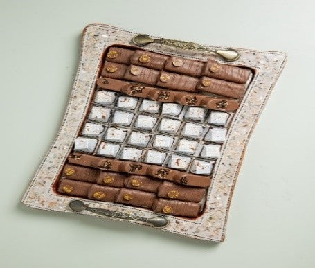 The flat maroon tray | الصينية المسطحة ذات اللون الماروني